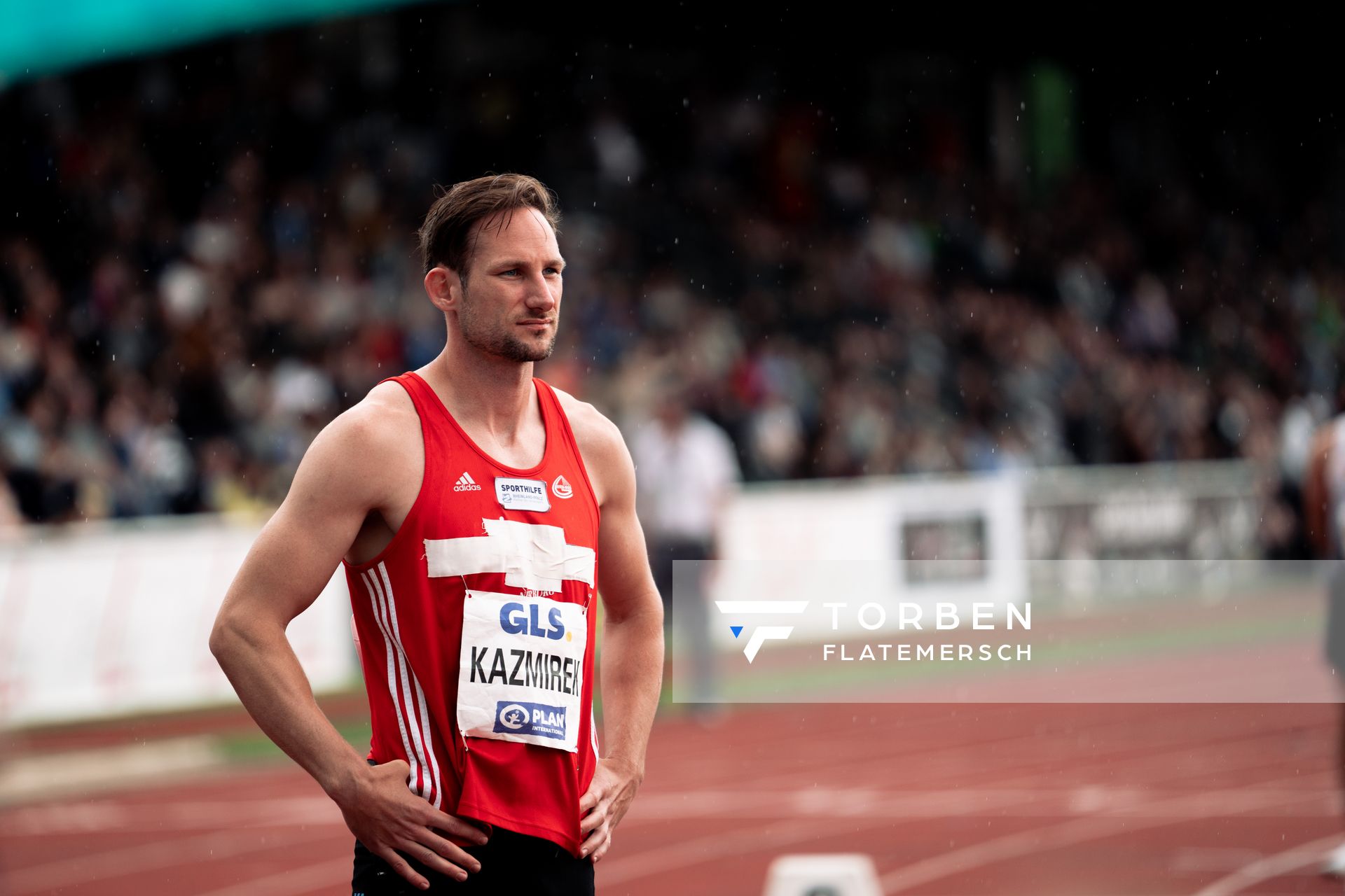 Kai Kazmirek (LG Rhein-Wied) vor dem 400m Start am 07.05.2022 beim Stadtwerke Ratingen Mehrkampf-Meeting 2022 in Ratingen